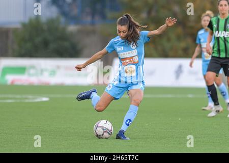 Napoli, Italia. 13 Nov 2021. Sofia Colombo (14) Napoli Femminile durante il Calcio Italiano Seria A Women 2021/2022 Match tra Napoli Femminile vs US Sassuolo Donne il 13 novembre 2021 allo Stadio Giuseppe piccolo in Cercola Italia Credit: Agenzia fotografica indipendente/Alamy Live News Foto Stock