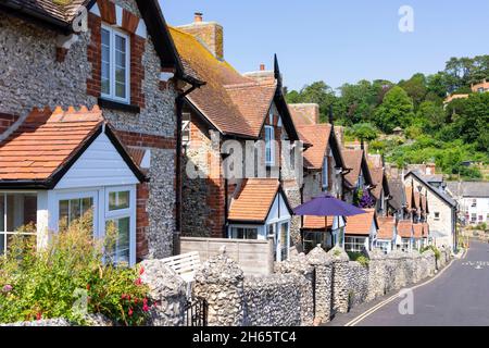 Case terrazzate costruite in modo tradizionale sul centro del villaggio di birra Common Lane Devon Inghilterra GB Europe Foto Stock