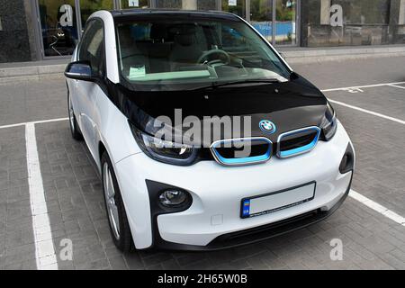 Kiev, Ucraina - 2 settembre 2017: Il centro concessionari BMW a Kiev. La vettura della futura BMW i3 nel centro della città Foto Stock