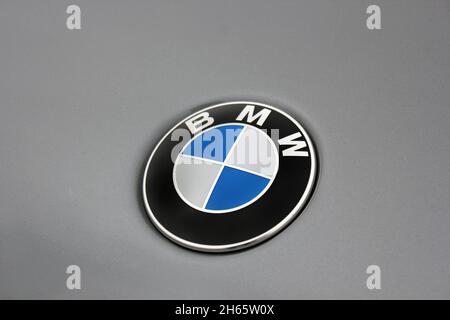 Chernigov, Ucraina - 8 novembre 2017. L'emblema della BMW. Logo BMW sul cofano della vettura. Foto Stock