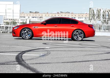 Kiev, Ucraina - 22 giugno 2014: Red BMW M6 Gran Coupe in città Foto Stock