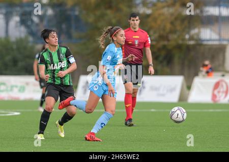 Eleonora Goldoni (16) Napoli Femminile control the ball - Kamila Dubcova (10) Stati Uniti Sassuolo Donne durante il Calcio Italiano Seria A Women 2021/2022 match between Napoli Femminile vs US Sassuolo Donne il 13 novembre 2021 allo Stadio Giuseppe piccolo di Cercola Italia Foto Stock