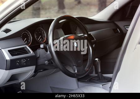 Chernihiv, Ucraina - 6 luglio 2018: Salone BMW 5 Series E60. Vista dell'interno di un'automobile moderna che mostra il cruscotto Foto Stock