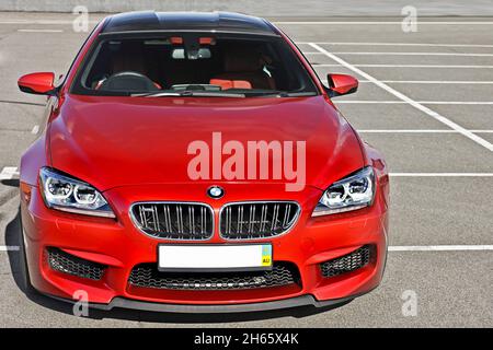 Kiev, Ucraina - 22 giugno 2014: Red BMW M6 Gran Coupe in città Foto Stock