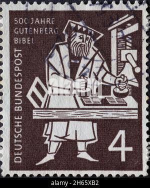 GERMANIA - CIRCA 1954: Su questo francobollo stampato in Germania, Johannes Gutenberg può essere visto stampare la prima Bibbia su una stampa. Il Paost Foto Stock