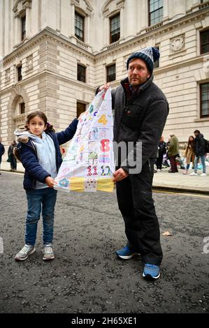 Londra, Regno Unito. 13 novembre 2021. Richard Ratcliffe e la figlia Gabriella hanno svelato un arazzo di patchwork fatto da tifosi. Richard Ratcliffe mantenne la promessa alla moglie Nazanin Zaghari- Ratcliffe e terminò il suo sciopero della fame dopo 21 giorni. Egli ha tentato di esercitare pressioni sul Foreign Office per fare di più per garantire il rilascio della moglie che è stata trattenuta in Iran per cinque anni e mezzo. Il Foreign Office, Whitehall. Credit: michael melia/Alamy Live News Foto Stock