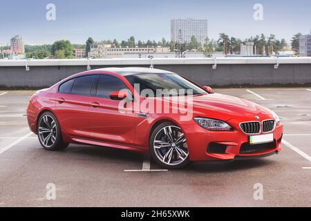 Kiev, Ucraina - 22 giugno 2014: Red BMW M6 Gran Coupe in città Foto Stock