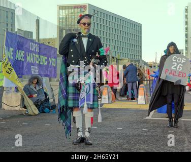 Glasgow, Scozia, Regno Unito 13 novembre 2021. Estinzione ribellione morte di poliziotto 26 per la fine della conferenza come hanno eseguito alle porte dell'ingresso del sito dal fiume clyde questo pomeriggio. Credit Gerard Ferry/Alamy Live News Foto Stock