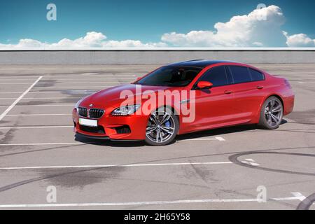 Kiev, Ucraina - 22 giugno 2014: Red BMW M6 Gran Coupe in città Foto Stock