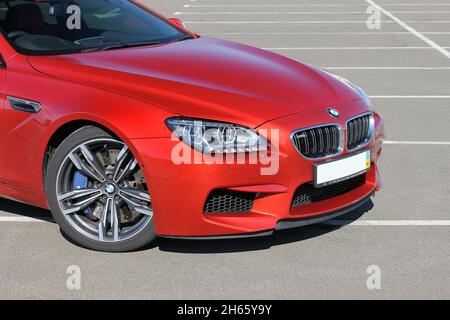 Kiev, Ucraina - 22 giugno 2014: Red BMW M6 Gran Coupe in città Foto Stock