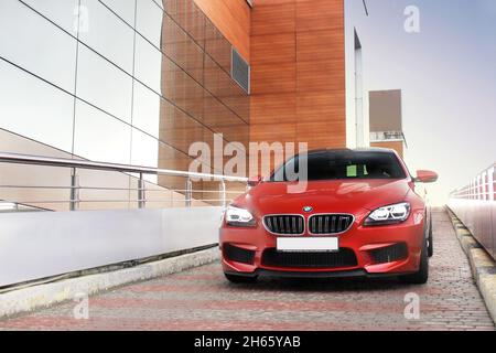 Kiev, Ucraina - 22 giugno 2014: Red BMW M6 Gran Coupe in città Foto Stock