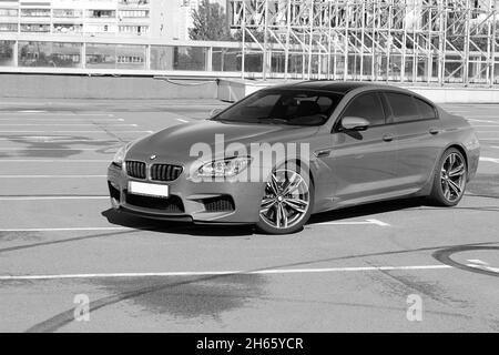 Kiev, Ucraina - 22 giugno 2014: Red BMW M6 Gran Coupe in città Foto Stock