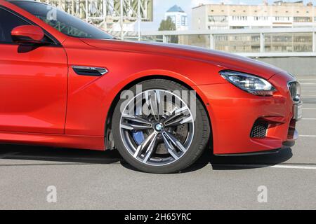 Kiev, Ucraina - 22 giugno 2014: Red BMW M6 Gran Coupe in città Foto Stock