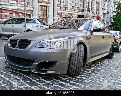 Kiev, Ucraina - 26 maggio 2011: Grigio opaco BMW M5 E60 Platinum Motorsport in città Foto Stock