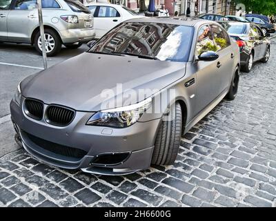 Kiev, Ucraina - 26 maggio 2011: Grigio opaco BMW M5 E60 Platinum Motorsport in città Foto Stock