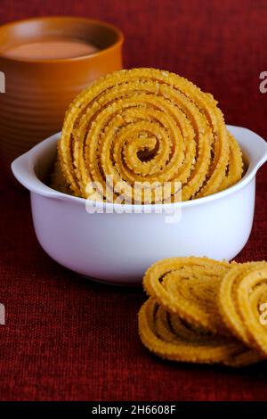 Spuntino tradizionale indiano Chakli, a forma di spirale, Chakali o murukku indiano tradizionale tè tempo snack, tradizionale Diwali festival snack in India. Foto Stock