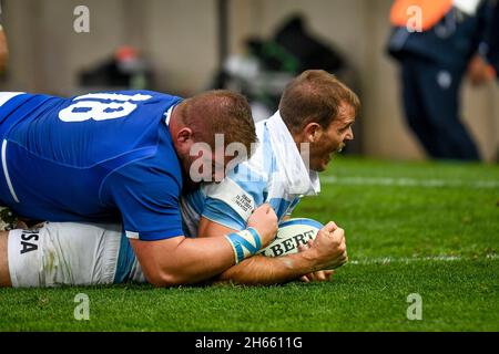 Treviso, Italia. 13 Nov 2021. Facundo Bosch (Argentina) segna un tentativo ostacolato da Pietro Ceccarelli (Italia) durante il Test Match 2021, Italia vs Argentina, Autumn Nations Cup rugby match a Treviso, Italia, Novembre 13 2021 Credit: Independent Photo Agency/Alamy Live News Foto Stock