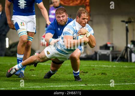 Treviso, Italia. 13 Nov 2021. Facundo Bosch (Argentina) segna un tentativo ostacolato da Pietro Ceccarelli (Italia) durante il Test Match 2021, Italia vs Argentina, Autumn Nations Cup rugby match a Treviso, Italia, Novembre 13 2021 Credit: Independent Photo Agency/Alamy Live News Foto Stock