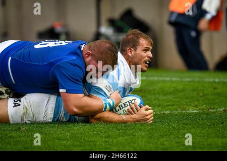 Treviso, Italia. 13 Nov 2021. Facundo Bosch (Argentina) segna un tentativo ostacolato da Pietro Ceccarelli (Italia) durante il Test Match 2021, Italia vs Argentina, Autumn Nations Cup rugby match a Treviso, Italia, Novembre 13 2021 Credit: Independent Photo Agency/Alamy Live News Foto Stock