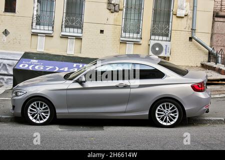 Kiev, Ucraina - 2 settembre 2017: BMW serie 2 in città Foto Stock