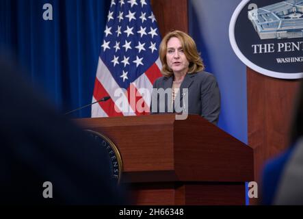 Arlington, Stati Uniti d'America. 22 Settembre 2021. Il Vice Segretario della Difesa degli Stati Uniti Kathleen H. Hicks durante un briefing stampa al Pentagono, 22 settembre 2021 ad Arlington, Virginia. Credito: SSgt. Brittany Chase/DOD photo/Alamy Live News Foto Stock