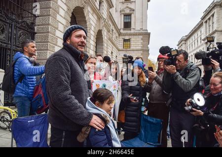 Londra, Regno Unito. 13 Nov 2021. Richard Ratcliffe, il marito dell'operaio di aiuti britannico-iraniano Nazanin Zaghari-Ratcliffe, parla ai media con la loro figlia Gabriella, il 21° e ultimo giorno del suo sciopero della fame fuori dall'Ufficio per lo sviluppo e il Commonwealth di Whitehall, chiedendo al governo britannico di fare di più per aiutare la sua liberazione. Nazanin Zaghari-Ratcliffe è detenuto in Iran dal 2016 per aver presumibilmente diffuso propaganda contro il governo iraniano. Credit: SOPA Images Limited/Alamy Live News Foto Stock