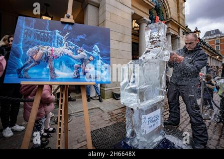 Scultura in ghiaccio dal vivo del personaggio Sven del West End Disney produzione teatrale di 'Frozen: The Musical'. Scolpito dalla Ice Co, il principale produttore di ghiaccio in Europa. Covent Garden, Londra, Regno Unito. Foto Stock