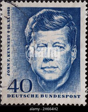 GERMANIA - CIRCA 1964: Un francobollo stampato in Germania che mostra un'immagine di John F. Kenndey in occasione del primo giorno di morte, circa 1964. Foto Stock