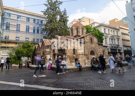 Atene, Grecia. Novembre 2021. Vista esterna della chiesa di Kapnikarea nel centro della città Foto Stock