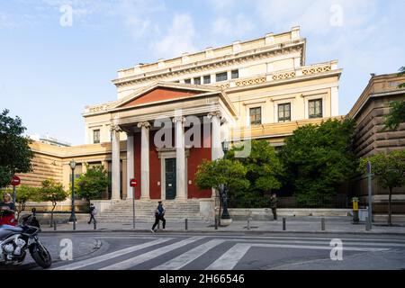 Atene, Grecia. Novembre 2021. Vista esterna della vecchia casa del parlamento greco nel centro della città Foto Stock