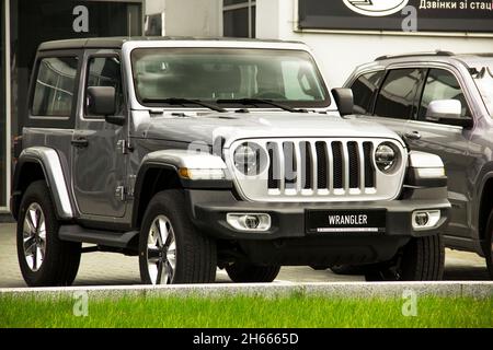 Kiev, Ucraina - 21 aprile 2020: Grigio SUV Jeep Wrangler nella città. Foto Stock