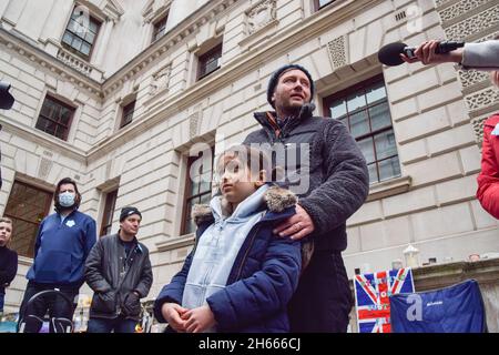 Londra, Regno Unito. 13 Nov 2021. Richard Ratcliffe, il marito dell'operaio di aiuti britannico-iraniano Nazanin Zaghari-Ratcliffe, parla ai media con la loro figlia Gabriella, il 21° e ultimo giorno del suo sciopero della fame fuori dall'Ufficio per lo sviluppo e il Commonwealth di Whitehall, chiedendo al governo britannico di fare di più per aiutare la sua liberazione. Nazanin Zaghari-Ratcliffe è detenuto in Iran dal 2016 per aver presumibilmente diffuso propaganda contro il governo iraniano. (Foto di Vuk Valcic/SOPA Images/Sipa USA) Credit: Sipa USA/Alamy Live News Foto Stock