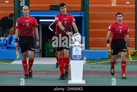 Napoli, Italia. 13 Nov 2021. L'arbitro Gualtieri (Ascoli) durante il Campionato Italiano Soccer Seria A Women 2021/2022 match tra Napoli Femminile vs US Sassuolo Women il 13 novembre 2021 allo Stadio Giuseppe piccolo di Cercola Italia Credit: Independent Photo Agency/Alamy Live News Foto Stock