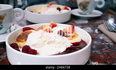 Delizioso e appetitoso bel piatto di sciroppo. Incontro al cafe. Prima colazione e caffè serviti in un ristorante vicino Foto Stock