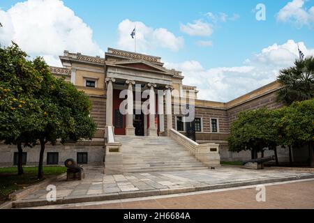 Atene, Grecia. Novembre 2021. Vista esterna della vecchia casa del parlamento greco nel centro della città Foto Stock