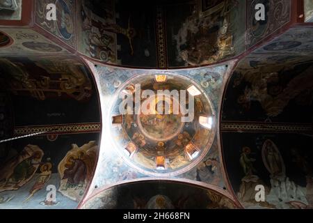 Atene, Grecia. Novembre 2021. Vista interna della chiesa di Kapnikarea nel centro della città Foto Stock