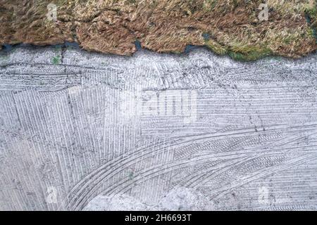 Natura vs civiltà, la vista dal drone al prato e terra per la costruzione. Foto Stock