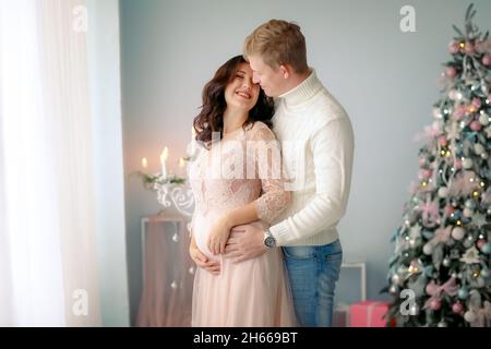 Uomo e donna innamorati nella foto di famiglia nel nuovo anno. Foto Stock