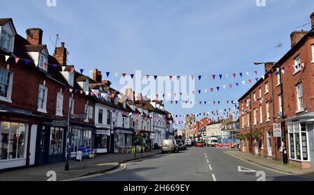 High Street, città di mercato di Alcester nel Warwickshire, Inghilterra, con architettura da Tudor, epoca georgiana e vittoriana Foto Stock