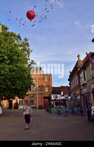 Piazza del mercato nella città di mercato di Evesham, mongolfiera con gabbiani sopra, Worcestershire, West Midlands, Regno Unito Foto Stock