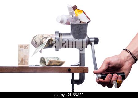 Un vecchio macinacaffè. Ruotare i medicinali in un macinacaffè. Ruotare il macinacaffè. Il commercio della droga. Valuta diversa. Foto Stock