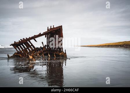 Il naufragio di Peter Iredale sulla spiaggia dell'Oregon Foto Stock