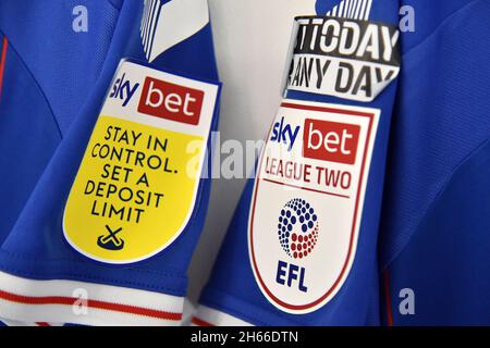 Exeter, Regno Unito. 13 Nov 2021. EXETER, GBR. 13 NOVEMBRE il ricordo di Oldham Athletic durante la partita della Sky Bet League 2 tra Exeter City e Oldham Athletic al St James' Park, Exeter sabato 13 novembre 2021. (Credit: Eddie Garvey | MI News) Credit: MI News & Sport /Alamy Live News Foto Stock