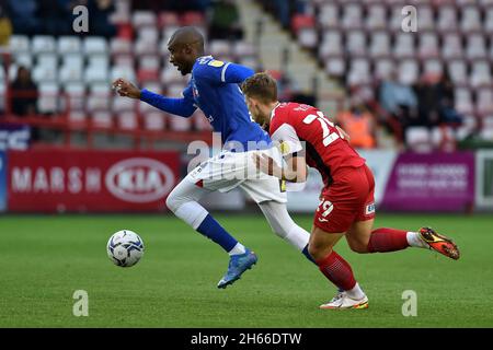 Exeter, Regno Unito. 13 Nov 2021. EXETER, GBR. 13 NOVEMBRE Oldham Athletic's Dylan Bahamboula Tussles con Harry Kite di Exeter City durante la partita Sky Bet League 2 tra Exeter City e Oldham Athletic a St James' Park, Exeter sabato 13 novembre 2021. (Credit: Eddie Garvey | MI News) Credit: MI News & Sport /Alamy Live News Foto Stock