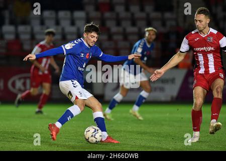 Exeter, Regno Unito. 13 Nov 2021. EXETER, GBR. 13 NOVEMBRE, Jamie Bowden di Oldham Athletic segna il primo goal della partita durante la partita della Sky Bet League 2 tra Exeter City e Oldham Athletic al St James' Park, Exeter sabato 13 novembre 2021. (Credit: Eddie Garvey | MI News) Credit: MI News & Sport /Alamy Live News Foto Stock