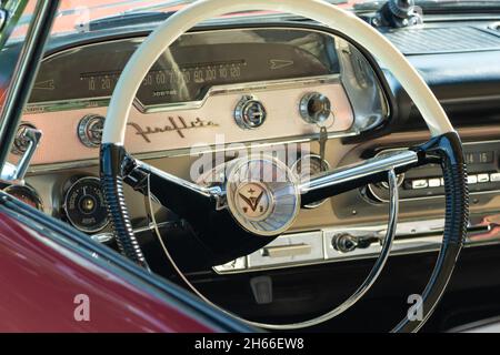 GROSSE POINTE SHORES, MI/USA - 19 SETTEMBRE 2021: Primo piano di un cruscotto DeSoto Firelite 1957, mostra di auto EyesOn Design, vicino a Detroit, Michigan. Foto Stock