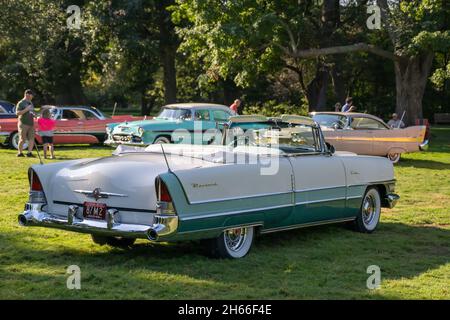 GROSSE POINTE SHORES, MI/USA - 19 SETTEMBRE 2021: Un'auto dei Caraibi Packard 1955, mostra di auto EyesOn Design, vicino a Detroit, Michigan. Foto Stock