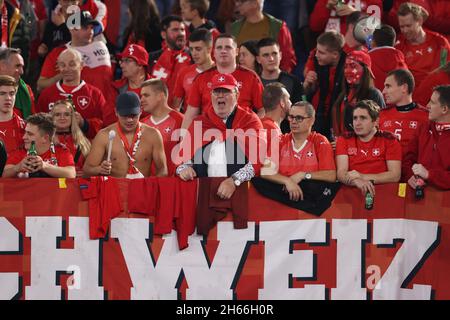 Roma, Italia, 12 novembre 2021. Gli appassionati della Svizzera durante la partita di qualificazione alla Coppa del mondo FIFA allo Stadio Olimpico di Roma. Il credito d'immagine dovrebbe essere: Jonathan Moscrop / Sportimage Foto Stock