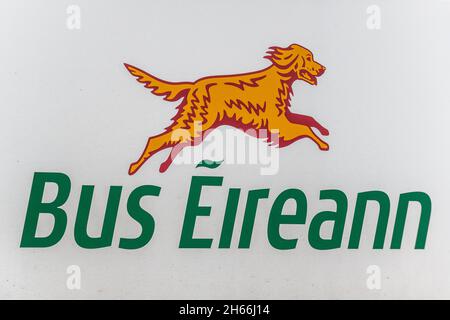 Logo Bus Éireann sul lato di un pullman in Irlanda. Foto Stock