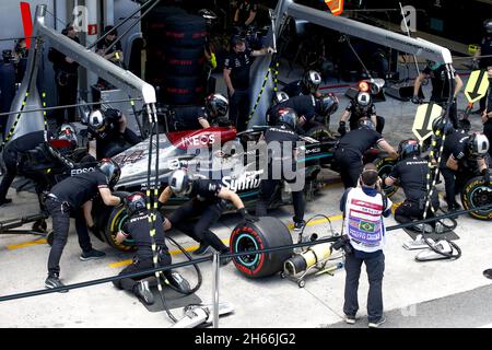 44 HAMILTON Lewis (gbr), Mercedes AMG F1 GP W12 e Performance, pit stop all'azione durante la Formula 1 Heineken Grande Premio De Sao Paulo 2021, Gran Premio di San Paolo, 19° round del Campionato del mondo FIA Formula uno 2021 dal 12 al 14 novembre 2021 sul circuito Interlagos, A San Paolo, Brasile - Foto: DPPI/DPPI/LiveMedia Foto Stock